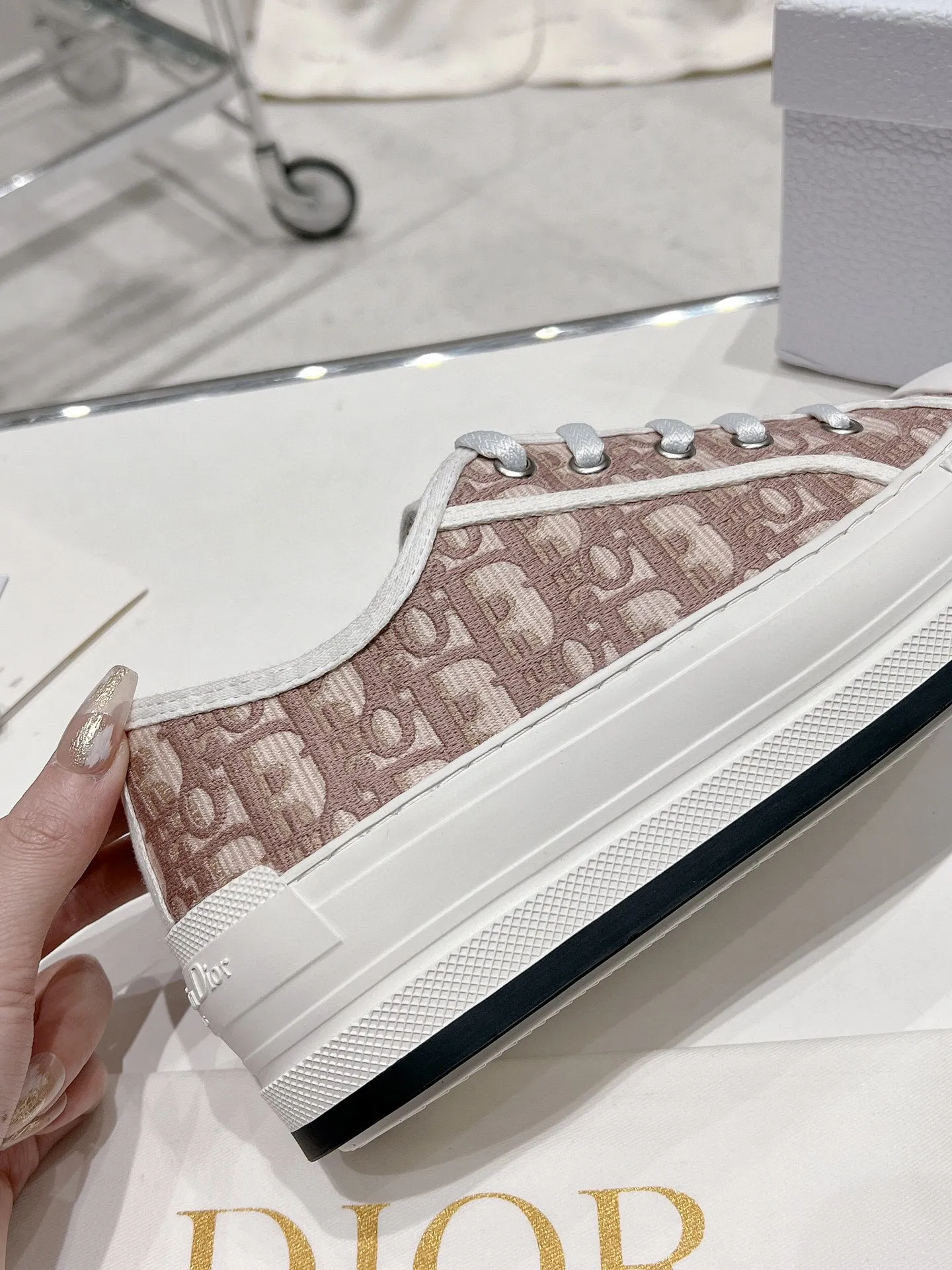 👟👟Ex-factory price P520👟👟 Dior Series Dior Dior 2024 Walk'n Series Presbyopia Embroidery Thick-soled Canvas Shoes Casual Sports Shoes Original Purchase Development Production This Walk'n'Dior thick-soled sneaker is a fashionable item that enhances the style of this series. Oblique printed cotton embroidered upper with comfortable platform sole, tongue and Christian Dior Paris signature laces. Can add fashionable temperament to all kinds of casual looks ▪️Fabric: Original customized imported Oblique printed embroidery ▪️Lining: Imported soft sheepskin lining ▪️Outsole: Original exclusive molded TPU material ▪️Sole thickness: 4.5CM ▪️Size: Women's 35-40